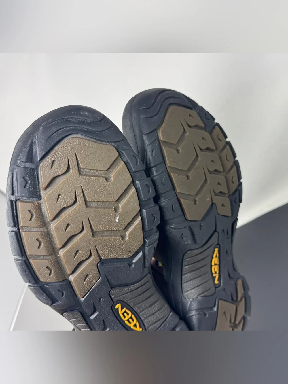 Keen men’s Newport leather hiking waterproof closed toe sandals size 11.5